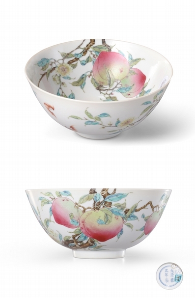清雍正《粉彩六桃五蝠過枝「福壽雙全」圖碗》，尺寸：D14.2cm。（北京保利提供）