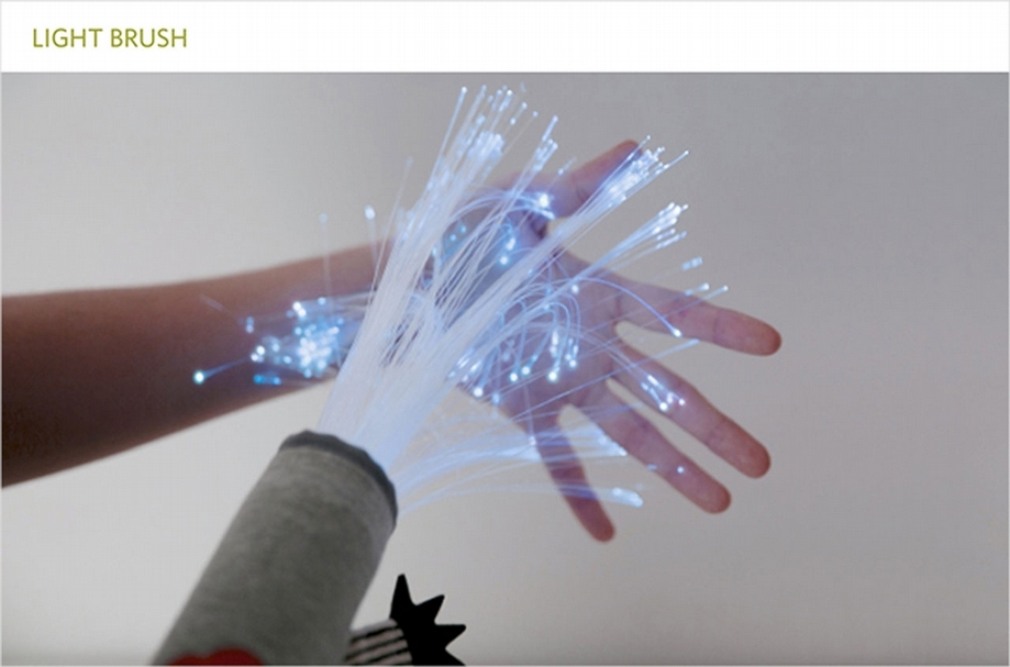 「Light Brush」是一款提供自閉症與情感障礙兒童的遊戲，在黑暗中透過光纖，無數的光點成為遊戲的提示，讓他們默默地探索、發現和想像自己的遊戲方式。（林宇儂提供）