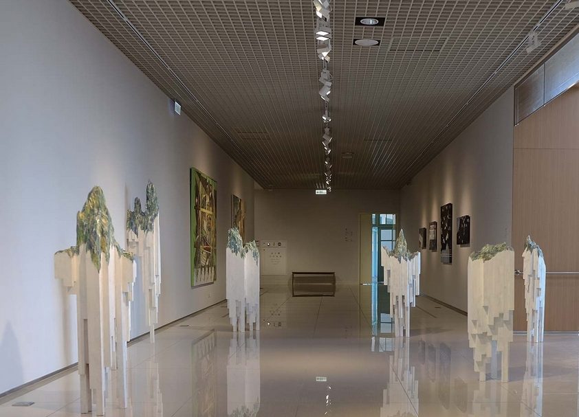美術館本館三樓展間,子題「被體現的自然—互為風景、拆解與再造」,前方為水谷篤司作品《某個世界的開端》。(嘉義市立美術館提供)
