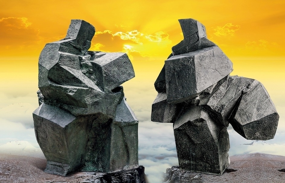 朱銘《太極系列：雲手、轉身踢腿》（一組兩件） ，銅雕， 253 ×171.2 × 142 cm（左）；203 ×180.3 × 127.5 cm（右） ，版數：1/8（左）；2/8（右），1996年作（左）；1999年作（右）。（中國嘉德香港提供）
