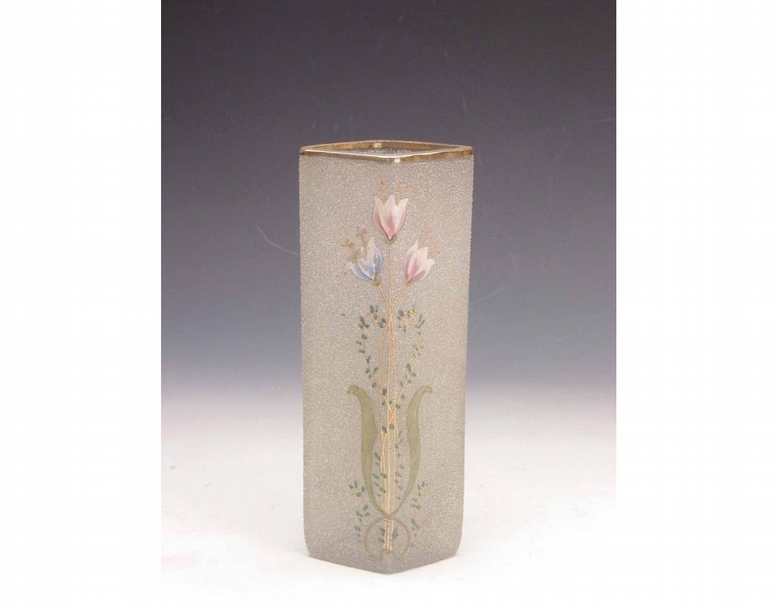 清〈玻璃彩畫花卉菱形花插〉。（瀋陽故宮博物館提供）