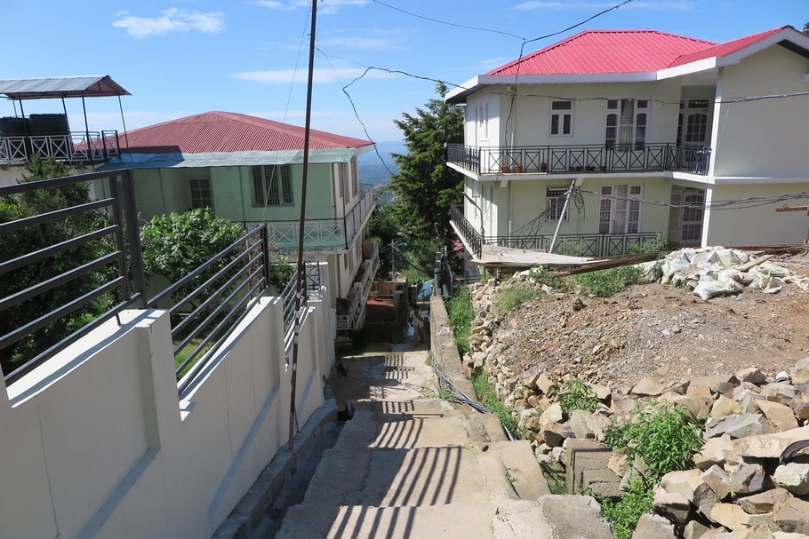 左側建物一樓即為唐卡學校。（李奎壁提供，攝於Gangkyi，2019）