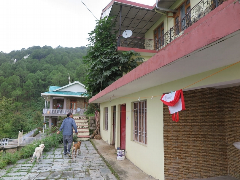 前往個人工作室途中的丹增熱珠。由於山區酷寒，建物一樓多做為畜舍使用，二樓開始才是人們的居所。（李奎壁提供，攝於Khanyara，2019）