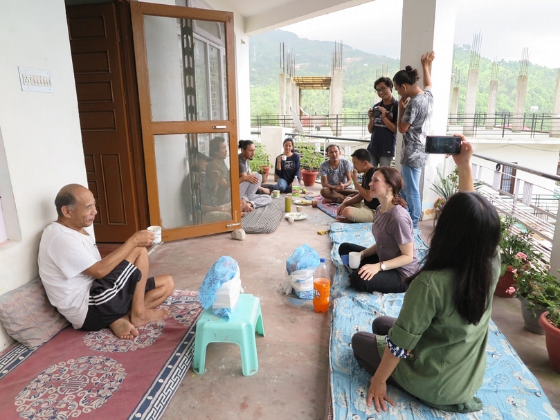在唐卡學校慶祝教師節，左為校長Migmar。（李奎壁提供，攝於Gangkyi，2019）