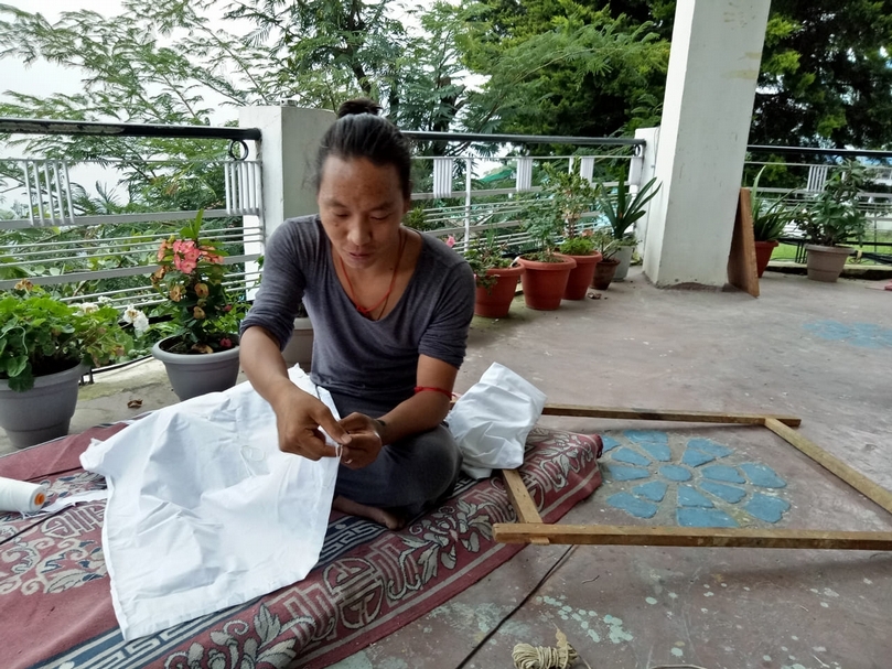 製作唐卡畫布。（李奎壁提供，攝於Gangkyi，2019）