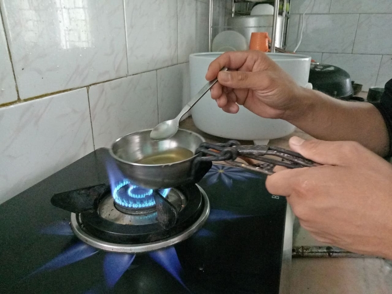 融化含金的金屬顆粒，製作顏料。（李奎壁提供，攝於Gangkyi，2019）