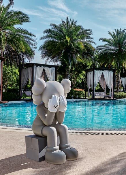 KAWS《同伴(穿越)(灰)》, 銅雕,限量10件,64 x 76 x 117.5 cm, 2011,成交價:2,040萬元新台幣。(中誠拍賣提供)