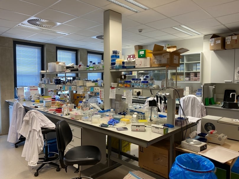 我去拜訪了VIB內其中一所大學——天主教魯汶大學——的癌症生物學中心，並與該中心主任科學家Chris Marine開會，照片為其實驗室設備一景。（顧廣毅提供）