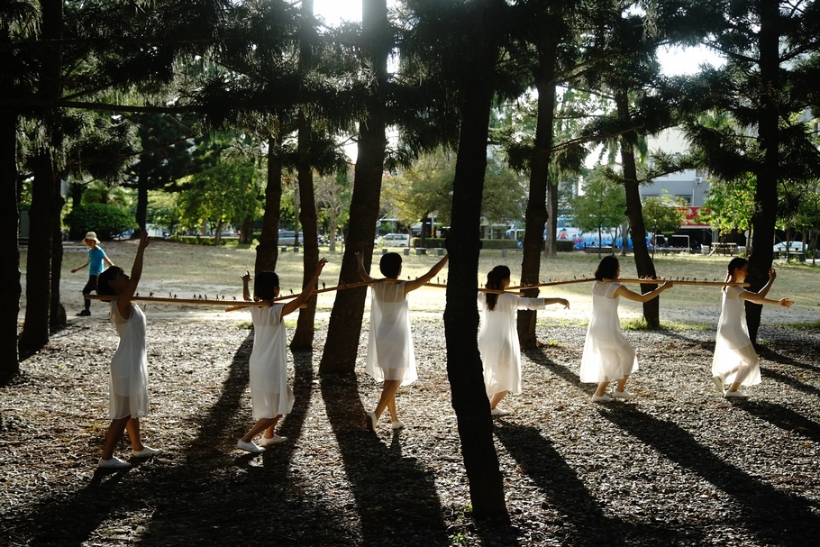《歧路身林The Body of Forking Paths》以臺南為起點，舞者們週末會在臺南公園彩排、練習。（Terudj Tjucenglav、Miru Xiumuyi提供，攝影／蔡宗昇）