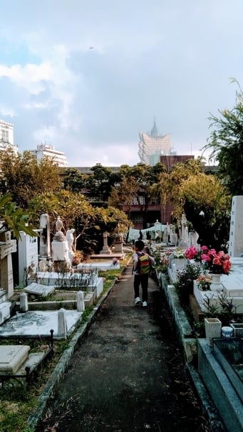 澳門西洋墳場：半世紀天主教墳場。是城市靜謐之地，講述真實血肉的巨大故事。 葡萄牙象徵派詩人庇山耶Camilo Pessanha長眠在此。