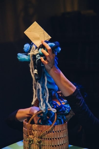 《題目待定》：每一次「開箱」都令觀眾期待，宛如翻頁。這是其中一個箱子，裡頭是雜亂未成布匹的毛線。(攝影：李佩禎)