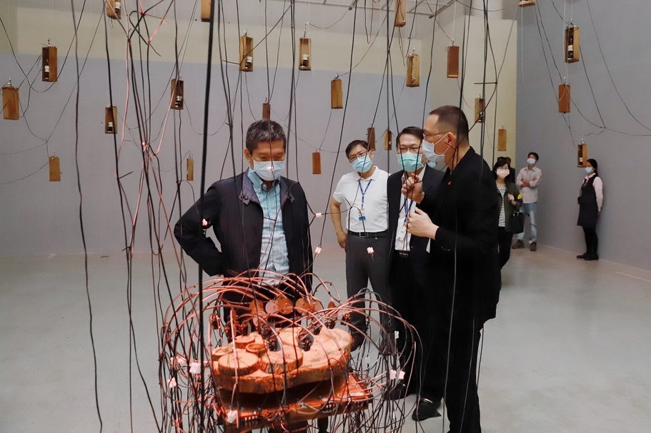 策展人姚瑞中為文化部長李永得於開展當日導覽。(國立臺灣美術館提供)