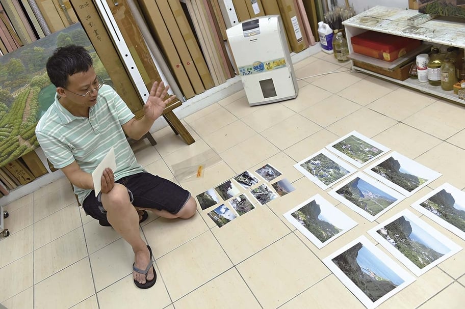 連建興展示他在金瓜石拍攝的一系列照片素材。（攝影／黃雙安）
