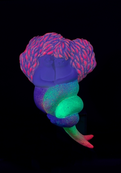 蔡潔莘《雙魚座》，紙漿、螢光顏料、夜光粉，66×96(h)×50cm，2020。（尊彩藝術中心提供）