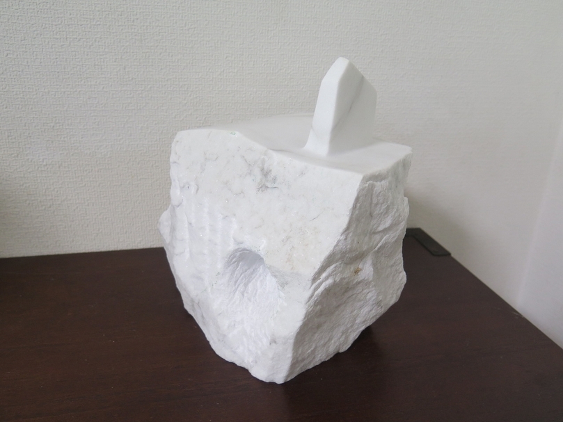 林武史《隨風而逝》，白大理石，21x17x14cm，2020。（赤粒藝術提供）