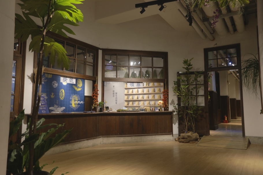 松菸風格職人市集主題展區，融入舊時醫護室氛圍，打造「掛號領藥服務台」，有什麼疑難雜症都可以來這求解，順便還販售官方商品。（圖片來源：松山文創園區）