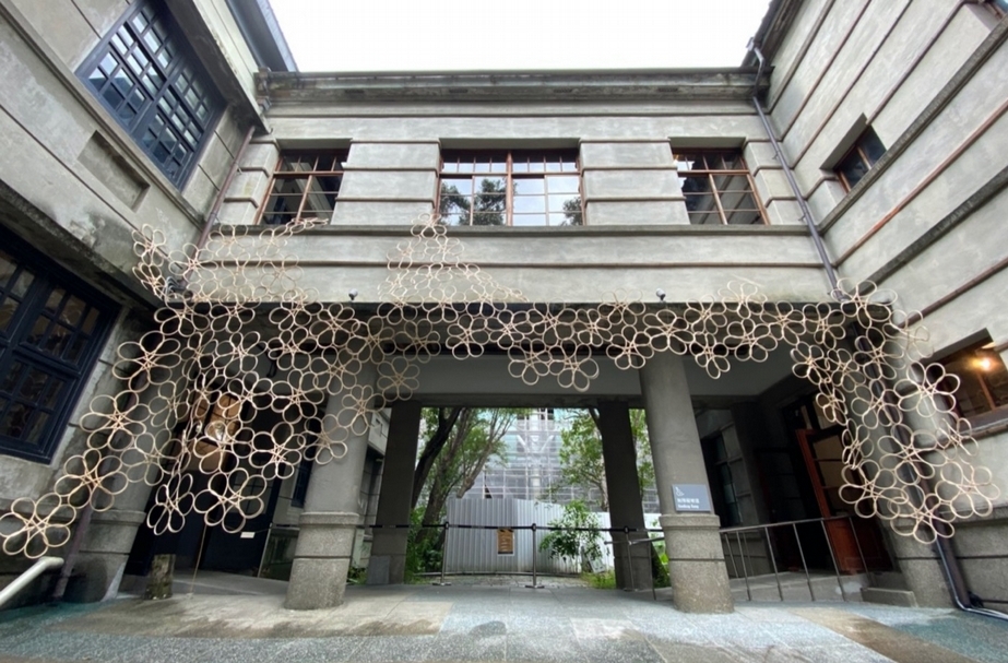 本質創作室以「藤花」傳統藤繞技法堆疊成人造花形，並巧妙地攀附於牆上。（圖片來源：松山文創園區）