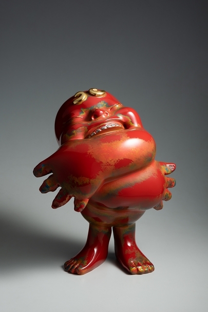 蔡尉成《金好》，「抱抱有溫度 氣力要適度 你我好相處」，青銅，166x120x202cm，2020。（大雋藝術提供）