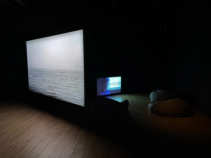小泉明郎（KOIZUMI Meiro）《失憶狀態》，雙頻道錄像，13分05秒，2015。（2020第七屆臺灣國際錄像藝術展：ANIMA提供）