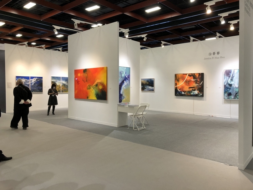 宏藝術以徐畢華、沈東榮兩位抽象藝術家雙個展的方式參展。（本刊資料室）