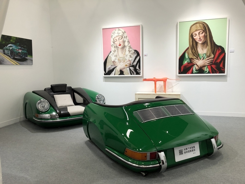 凡亞丁丁藝術空間帶來以保時捷經典跑車為發想的設計傢俱，讓展場呈現更為輕鬆年輕的特質。(本刊資料室）