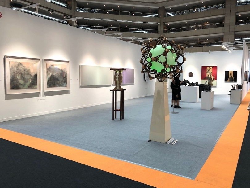 大象藝術以旗下代理藝術家的新作為主，透過「微新思辨」的主題，展露藝術家對世局變幻的微細觀察。（本刊資料室）