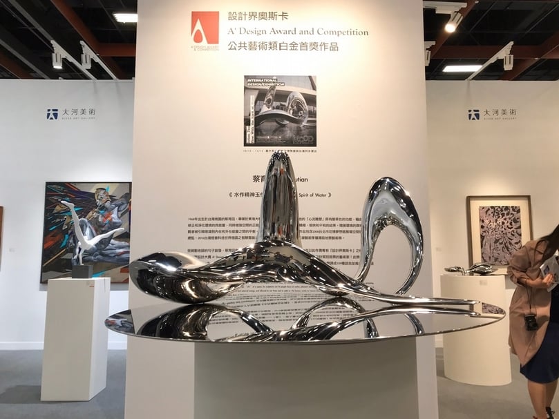 大河美術展出蔡育田《水作精神玉作魂》縮小版不鏽鋼雕塑。（本刊資料室）