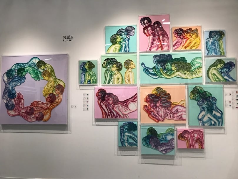 99度藝術中心展位中呈現吳麗玉的作品。（本刊資料室）