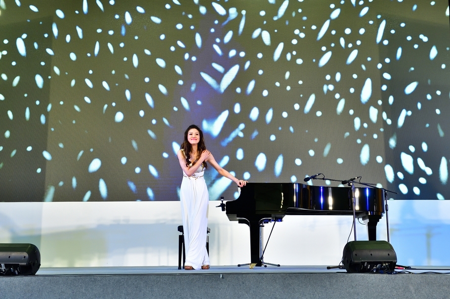 鋼琴家盧佳慧於2020 ART TAIPEI開幕儀式現場演奏自創曲目《蝴蝶蘭》。(社團法人中華民國畫廊協會提供)