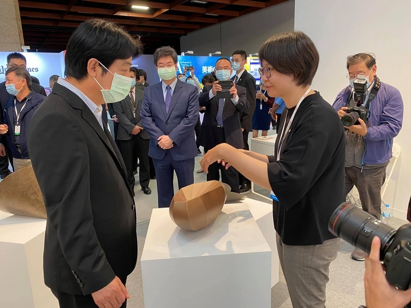 賴清德副總統「2020 Made In Taiwan 新人推薦特區」與獲選藝術家歐立婷對話。(攝影/簡秀枝)
