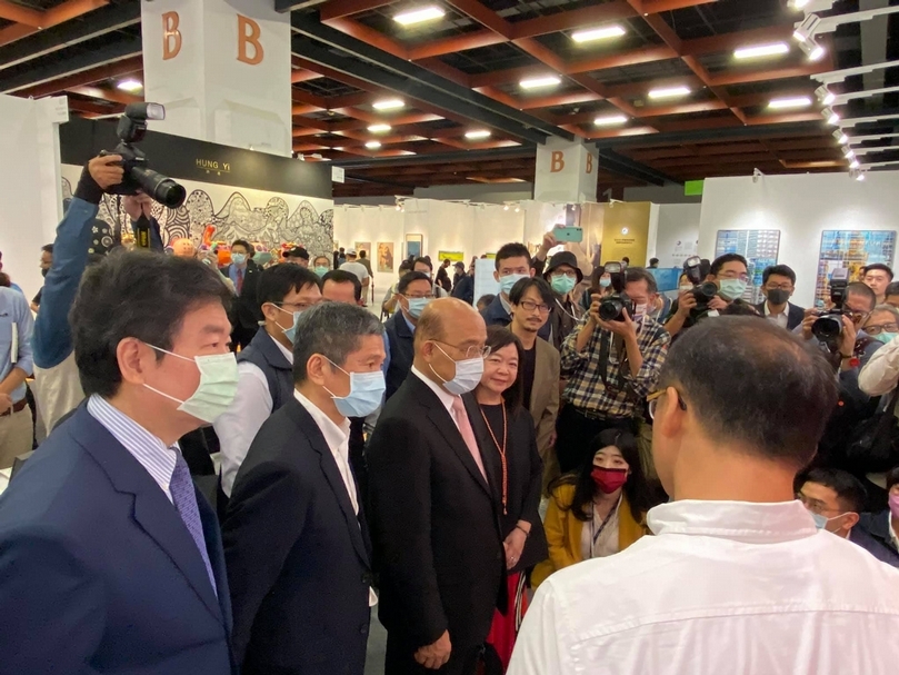 行政院長蘇貞昌與文化部長李永得參訪2020 ART TAIPEI現場。(攝影/簡秀枝)