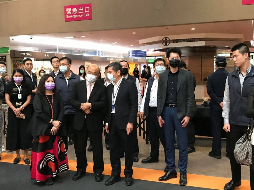 行政院長蘇貞昌與文化部長李永得參訪2020 ART TAIPEI現場。(本刊資料室)