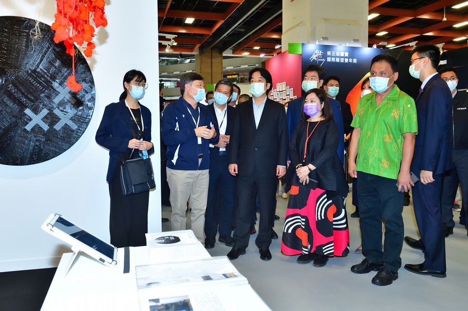 賴清德副總統、社團法人中華民國畫廊協會理事長、原住民文化發展中心主任曾智勇於原民新銳推薦特區前聆聽導覽。(社團法人中華民國畫廊協會提供)