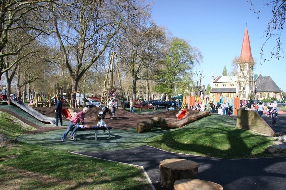 結合攀爬、滑行、擺盪、旋轉、籃框及地景，具有高度的可玩性(Goose Green Playground) (照片來源：flikr– Paul – (CC BY-NC-SA 2.0))