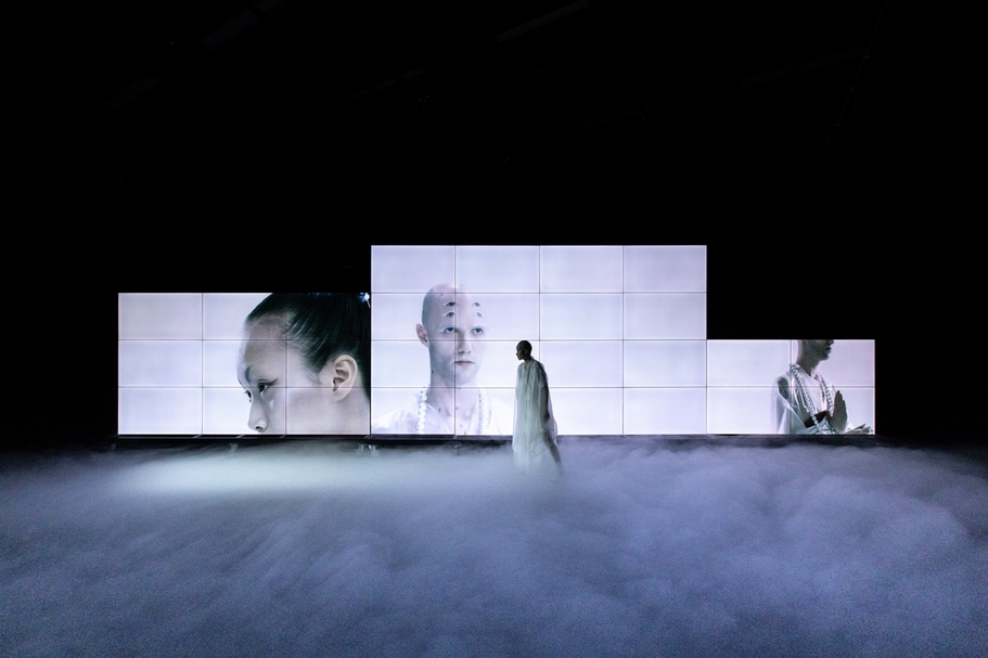 蘇匯宇,《The White Waters》,三頻道錄像裝置、彩色,35分,現場演出側拍,2019-2020。(攝影/蝙蝠星球攝影團隊陳浡濬,C-LAB空總臺灣當代文化實驗場提供)