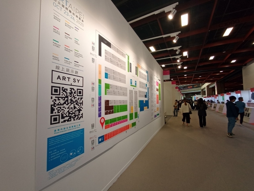 今年ART TAIPEI展場中，隨處可見地圖上指引了Artsy線上展廳的Qrcode。（ART TAIPEI提供）