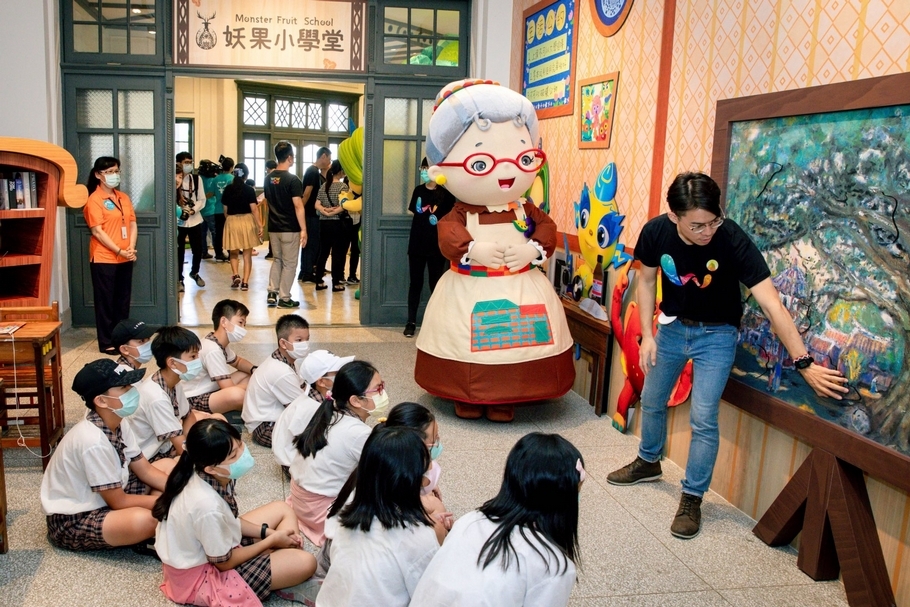 【小典藏｜新鮮事】秋遊南美館！公視《妖果小學堂》的水果奶奶和小妖大偶熱鬧歡度萬聖節!