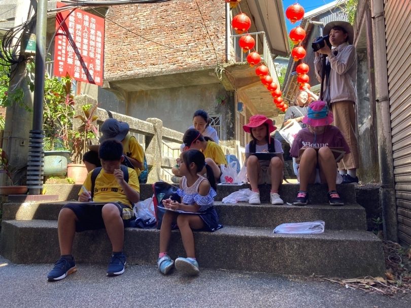 參觀礦山藝術季時可以留意沿途中可愛的指示牌，是 新北市瓜山國民小學 小朋友們觀察生活中的創作喔（圖片來源：新北市黃金博物館FB粉專）