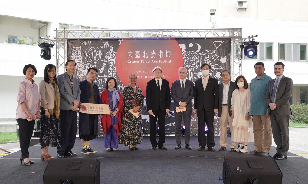 臺灣藝術大學「大臺北藝術節」策展人暨校長陳志誠及與會貴賓開幕合影。（臺灣藝術大學提供）