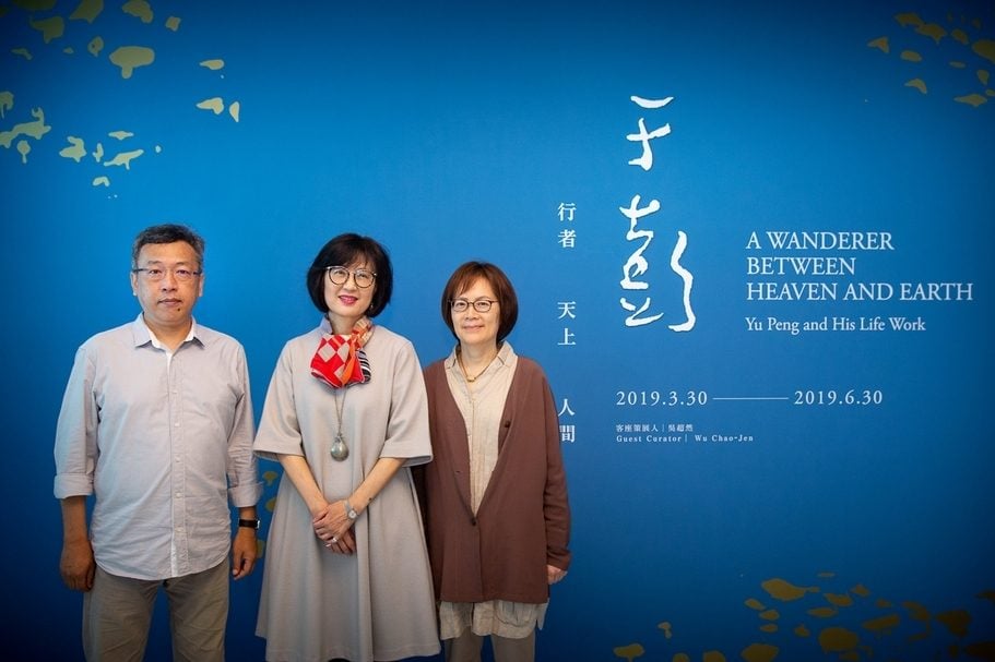 策展人吳超然、北美館館長林平及于彭夫人何醇麗於「于彭：行者·天上·人間」回顧展現場合影。（©台北市立美術館）