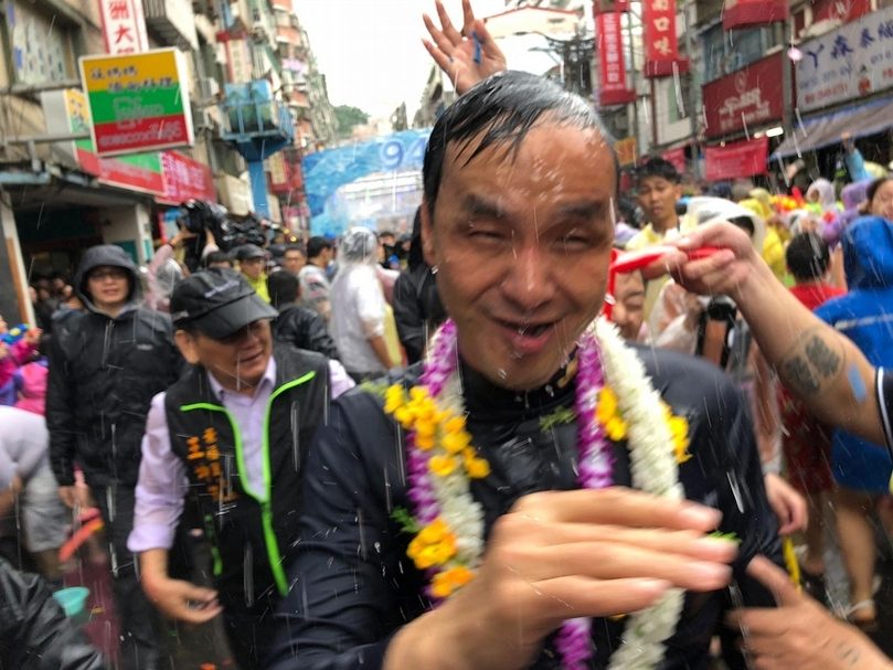 「第一屆失敗新聞攝影大賞」票選第一名的照片《哥淋的不是雨，是新北市400萬人民的喜悅》。（攝影／謝岱倫）