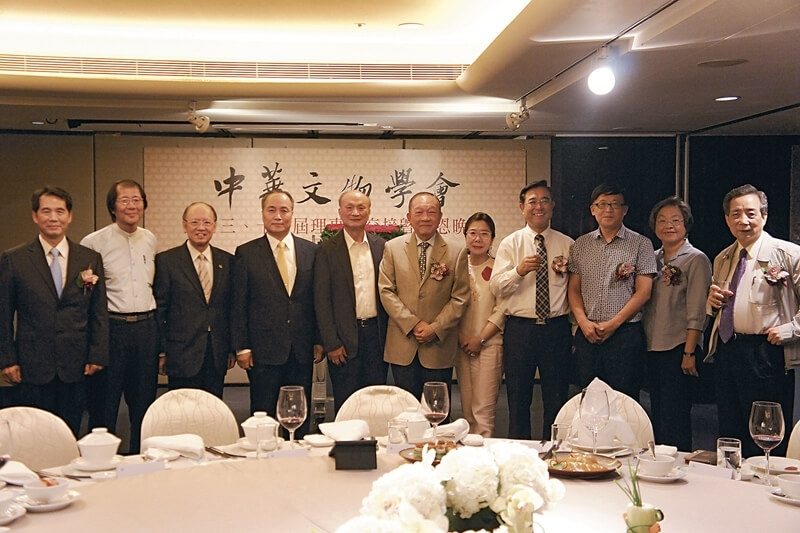 中華文物學會交接儀式暨感謝晚宴主桌大合影，左起：李台山、莊芳榮、陳德新、王水衷、林木和、張秀政、陳筱君、吳成典、張譽騰、廖桂英、黃光男。攝影︱中華文物學會