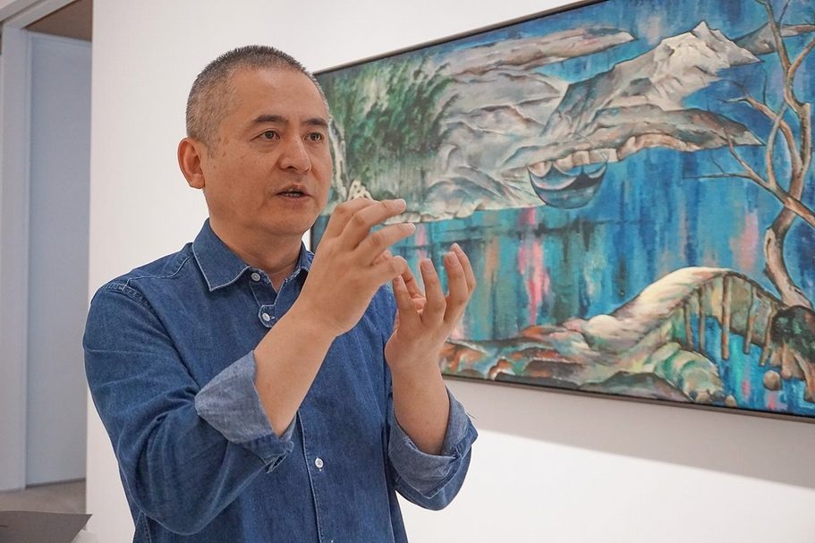 曾梵志正在解說作品。（攝影／黎家怡）