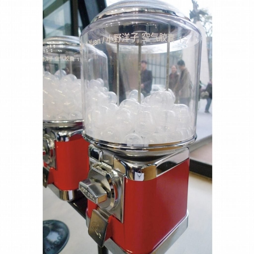 6觀眾可花1元人民幣購買《空氣販售機》中的空氣膠囊，參與這件作品的過程。