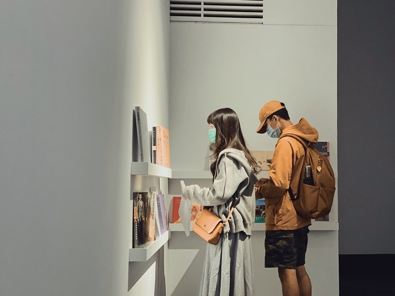 展間結合light box 設置一微型書展區（圖片來源：新竹市政府提供）