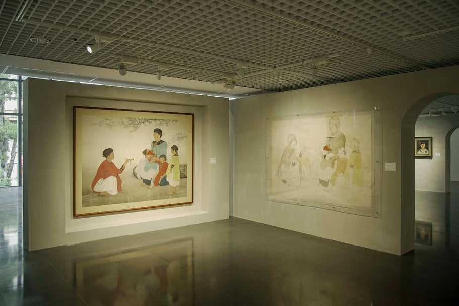 《山地門社之女》於北師美術館的展出現場，除了原作之外，線稿亦一同展出。（北師美術館提供，攝影／黃宏錡）