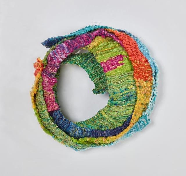 尤瑪．達陸（Yuma Taru）《以愛包圍》，苧麻紗、羊毛紗、不鏽鋼紗，60×60cm，2020。（尊彩藝術中心提供）