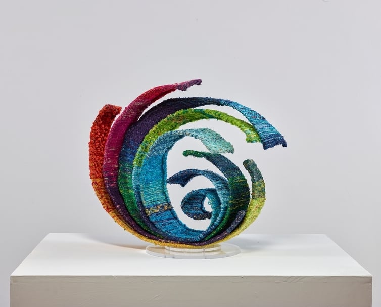 尤瑪．達陸（Yuma Taru）《歸來折返》，苧麻紗、羊毛紗、不鏽鋼紗，50×50cm，2020。（尊彩藝術中心提供）