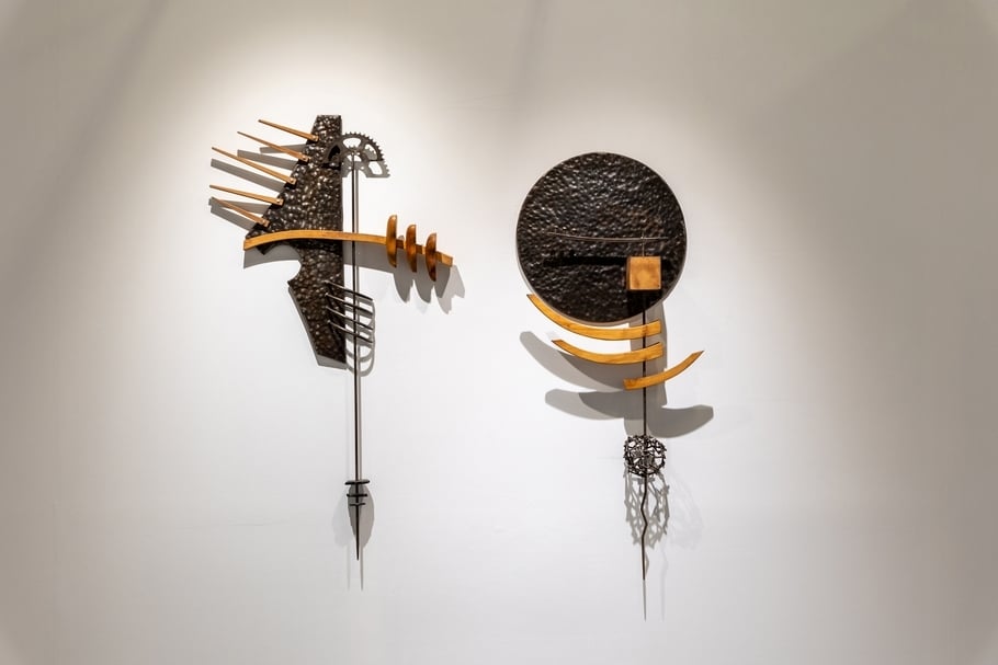 尼誕．達給伐歷（Nitjan Takivalit）《星星與月亮的對話》，鐵、石板、原木，146×66cm、160×86cm，2015。（尊彩藝術中心提供）