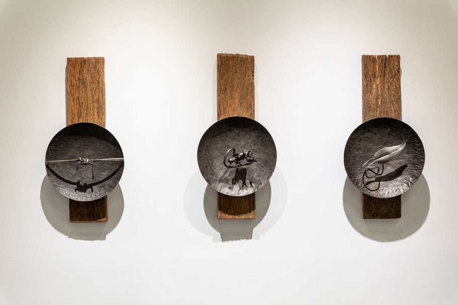 尼誕．達給伐歷（Nitjan Takivalit）《愛與期望》，木頭、鐵，75×36×2cm(單件)、圓盤直徑35cm，2020。（尊彩藝術中心提供）
